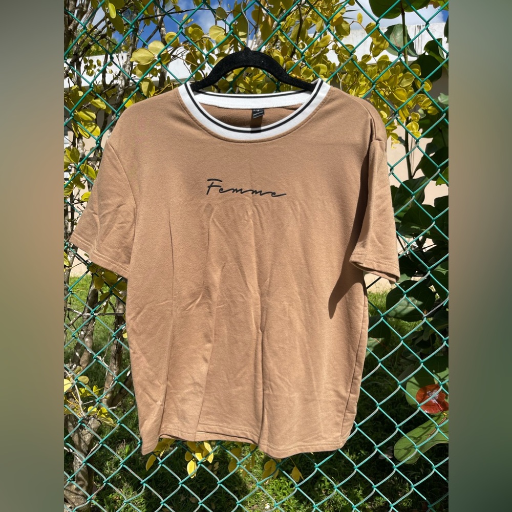 🛍 Brown T-Shirt | Used like new 
$8.00 | Small

DM for more info 📩
